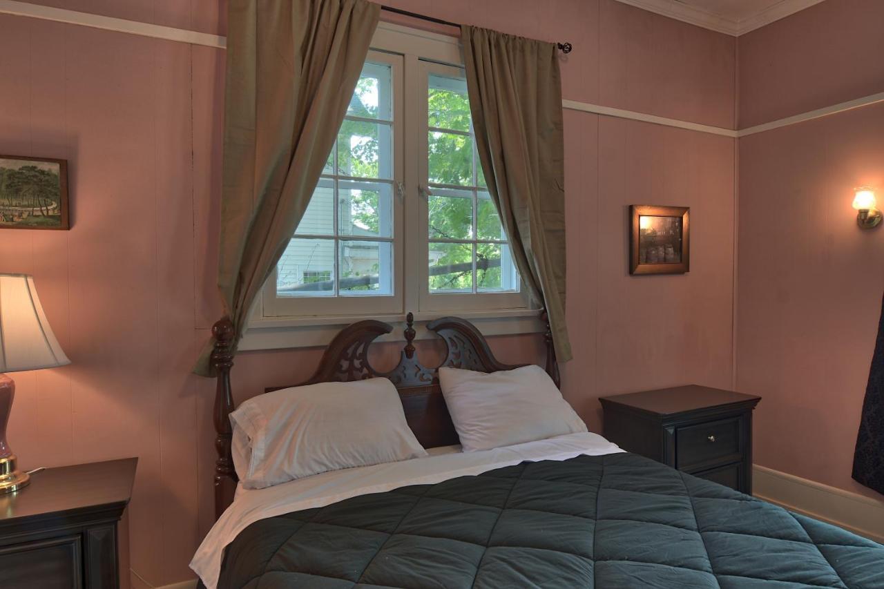 Charlevoix House Bed and Breakfast Exteriör bild